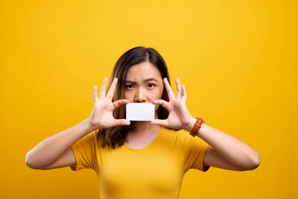 Femme en colère couvrant le visage avec une carte de papier — Photo