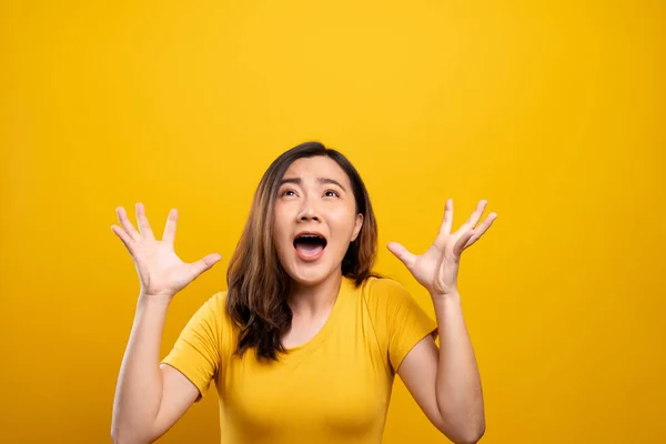 Femme en colère criant isolé sur fond jaune — Photo