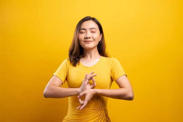 Mujer meditando sosteniendo sus manos en gesto de yoga en aislado y —  Fotos de Stock