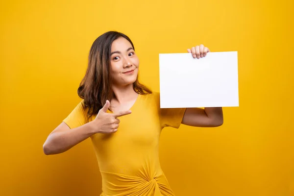 Mujer mostrando espacio de copia de papel aislado sobre fondo amarillo —  Fotos de Stock