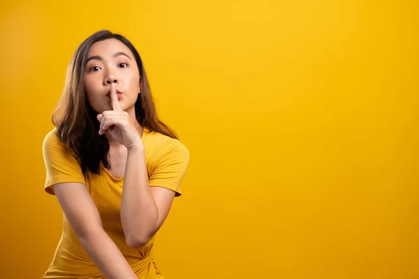 Woman show a quiet sign isolated over yellow background — Stock Photo, Image