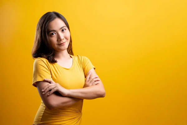 Mujer feliz pensando y de pie aislado sobre fondo amarillo —  Fotos de Stock