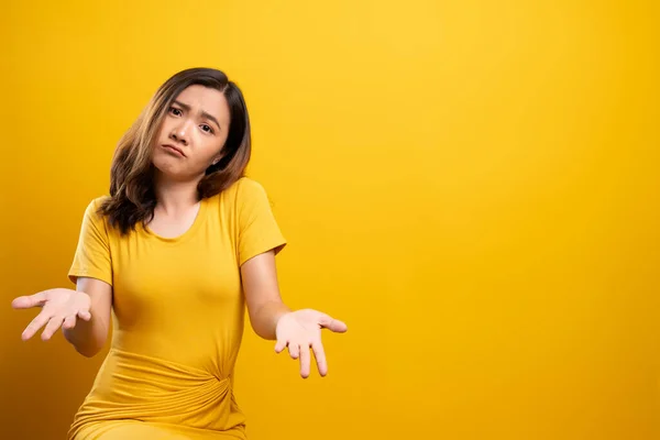 Kobieta czuje się zdezorientowana na żółtym tle — Zdjęcie stockowe