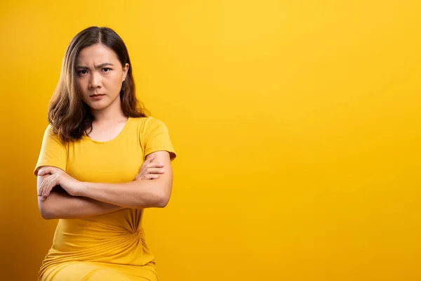 Femme en colère isolé sur fond jaune — Photo