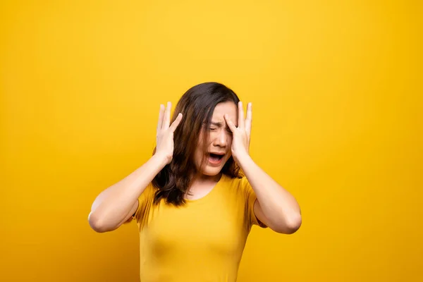 Kvinna känner sig rädd stående isolerad över gul bakgrund — Stockfoto