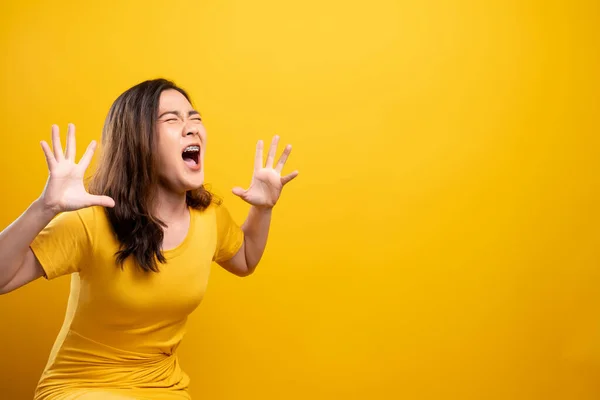 怒りっぽい女叫び孤立した黄色の背景 — ストック写真