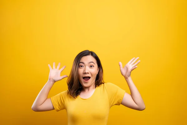 Счастливая женщина делает победный жест изолированы на желтом фоне — стоковое фото