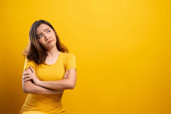 Mujer sentirse confundido aislado sobre fondo amarillo —  Fotos de Stock