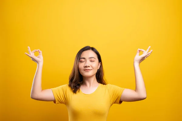 Mujer meditando sosteniendo sus manos en gesto de yoga en aislado y —  Fotos de Stock