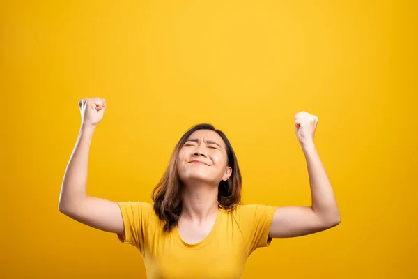 幸せな女性作る勝利ジェスチャー隔離上の黄色の背景 — ストック写真