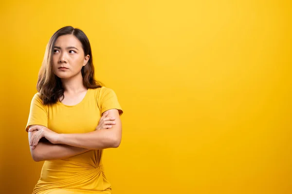 Triste femme isolée sur fond jaune — Photo