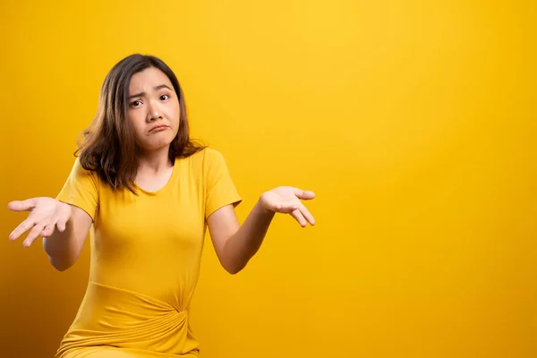 Femme se sentent confus isolé sur fond jaune — Photo