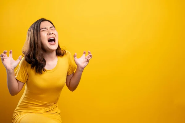 Mujer enojada gritando aislada sobre fondo amarillo —  Fotos de Stock