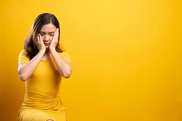 Mujer triste aislada sobre fondo amarillo —  Fotos de Stock