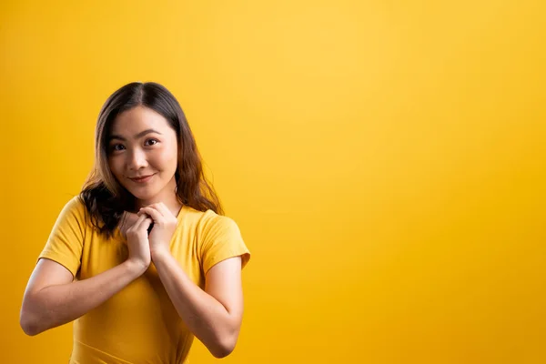 Mulher mostrando sua gratidão sincera no backgro amarelo isolado — Fotografia de Stock