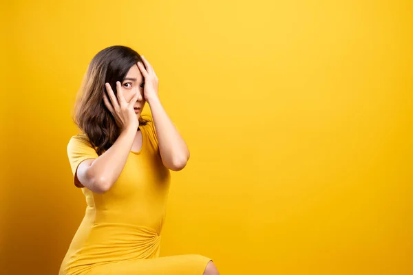 Mujer sentir miedo de pie aislado sobre fondo amarillo —  Fotos de Stock