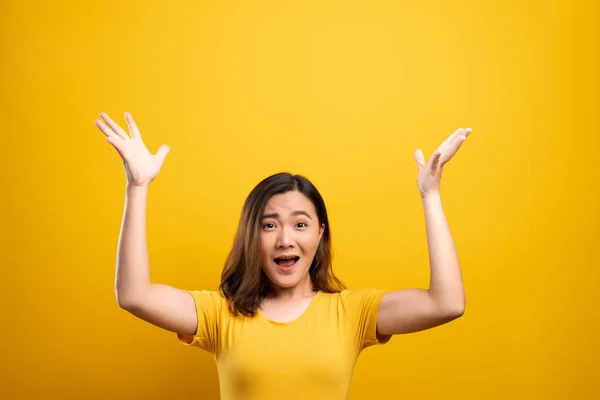 Mulher feliz fazer gesto de vitória isolado sobre fundo amarelo — Fotografia de Stock