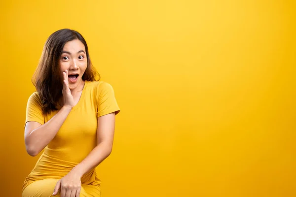 Woman make gossip gesture isolated over yellow background — Stock Photo, Image