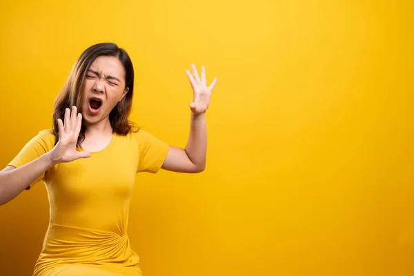 Mujer enojada gritando aislada sobre fondo amarillo —  Fotos de Stock