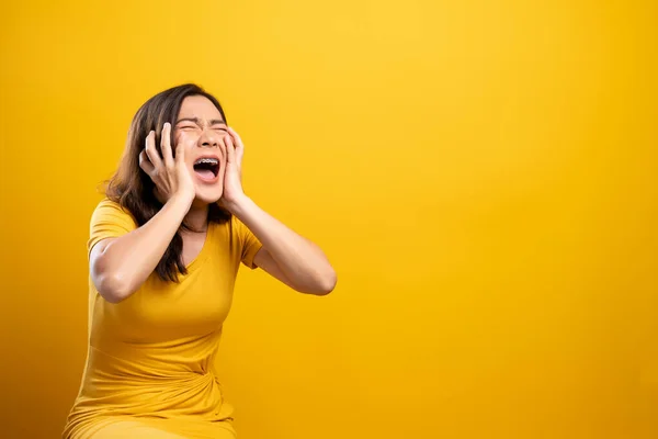 Arg kvinna skriker isolerad över gul bakgrund — Stockfoto
