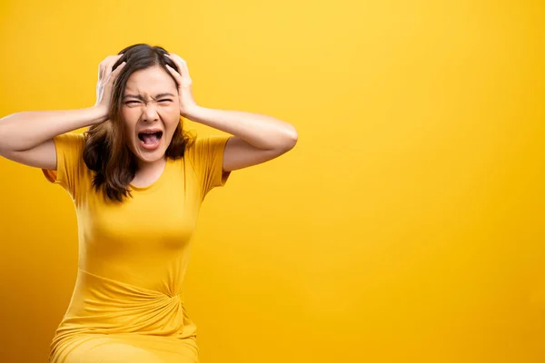 Mulher irritada gritando isolado sobre fundo amarelo — Fotografia de Stock