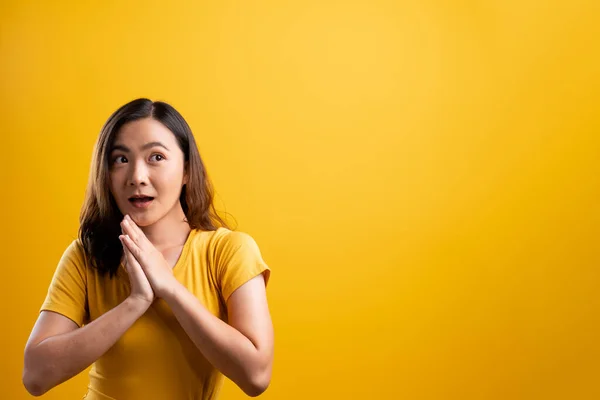 Mujer mostrando su sincera gratitud en aislado backgro amarillo — Foto de Stock