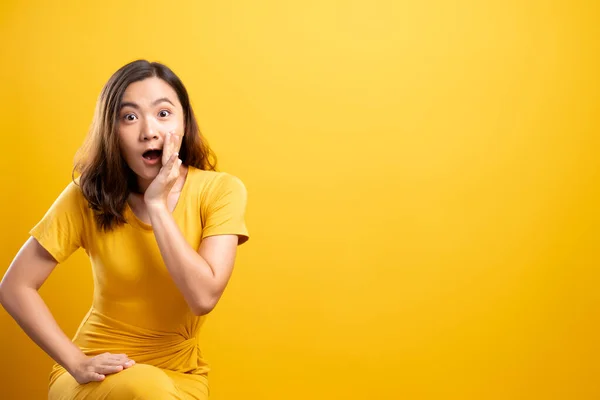 Mujer hacer chismes gesto aislado sobre fondo amarillo —  Fotos de Stock