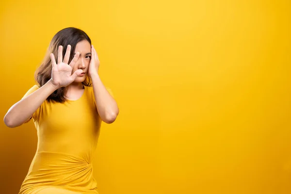 Mujer sentir miedo de pie aislado sobre fondo amarillo —  Fotos de Stock
