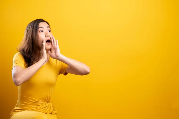 Mujer hacer chismes gesto aislado sobre fondo amarillo —  Fotos de Stock