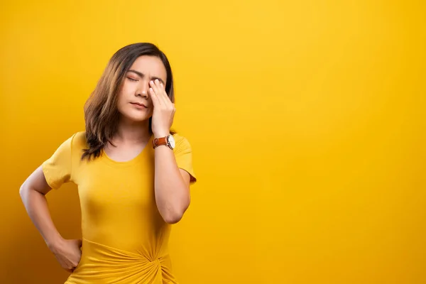 Femme a des douleurs oculaires isolées sur fond jaune — Photo