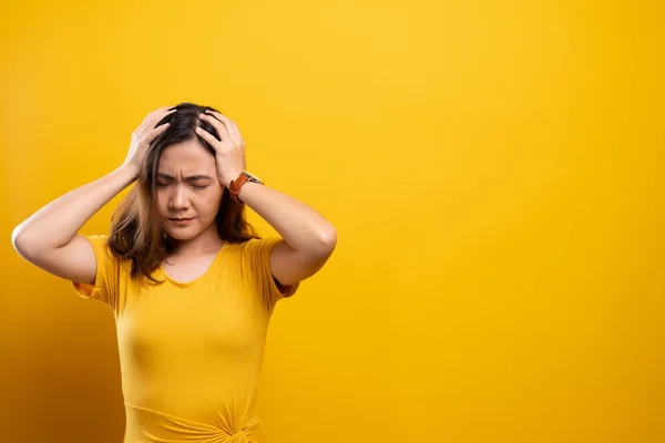 Mujer tiene dolor de cabeza aislado sobre fondo amarillo —  Fotos de Stock