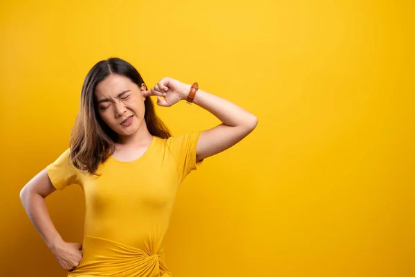 Mujer poniendo un dedo en su oreja —  Fotos de Stock