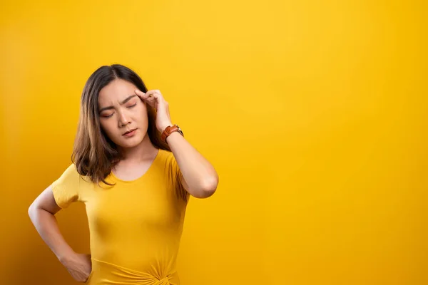 Mujer tiene dolor de cabeza aislado sobre fondo amarillo — Foto de Stock