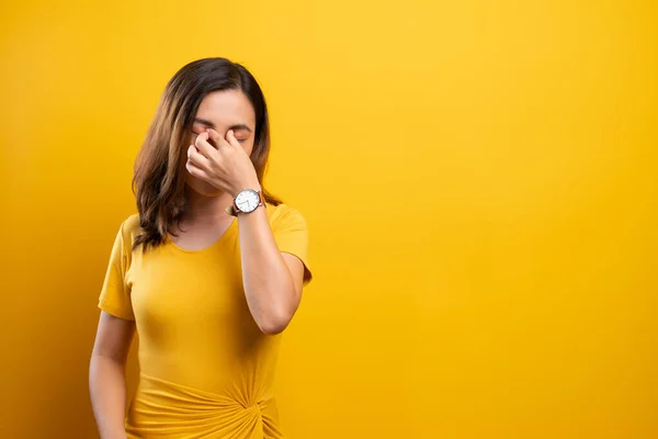 Mujer tiene los ojos dolor aislado sobre fondo amarillo —  Fotos de Stock