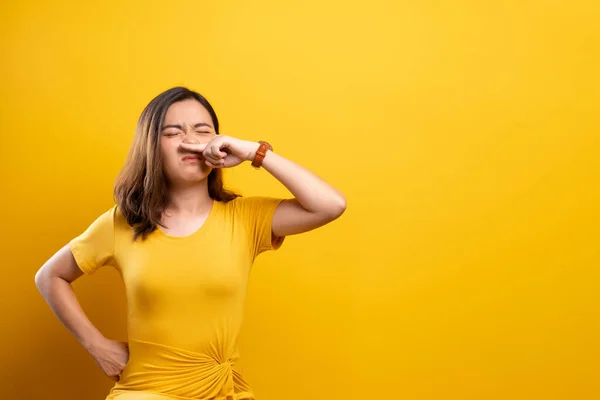 Sarı arka planda hapşıran kadın — Stok fotoğraf