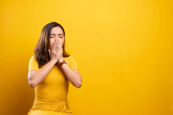 Mujer tiene dolor de garganta aislado sobre fondo amarillo —  Fotos de Stock