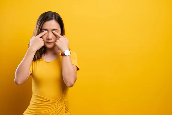 Mujer tiene los ojos dolor aislado sobre fondo amarillo —  Fotos de Stock