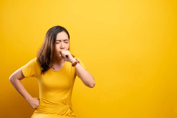 Femme a mal à la gorge isolé sur fond jaune — Photo