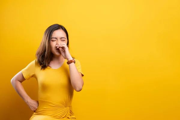 Mujer estornudando aislada sobre fondo amarillo — Foto de Stock