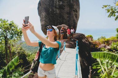 şık hipster zencefil genç kadın selfie mountai karşı yapma