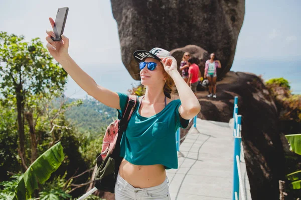 Jonge stijlvolle hipster gember vrouw maken selfie tegen spoortraject — Stockfoto
