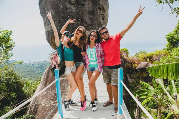 Gelukkig hipster gezelschap van vrienden reizen rond de wereld, sightse — Stockfoto