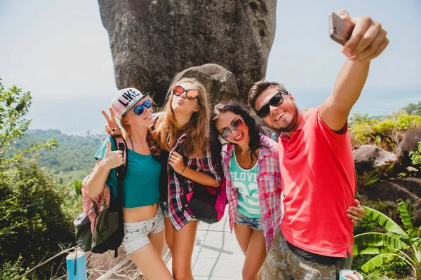 Companhia hipster feliz de amigos viajando ao redor do mundo, vista — Fotografia de Stock