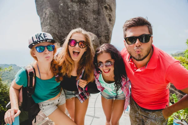 Gelukkig hipster gezelschap van vrienden reizen rond de wereld, sightse — Stockfoto