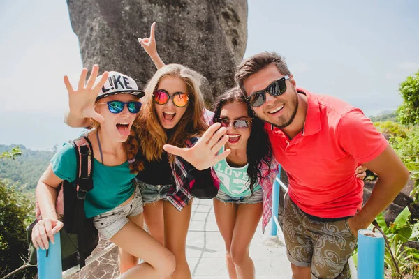 Gelukkig hipster gezelschap van vrienden reizen rond de wereld, sightse — Stockfoto