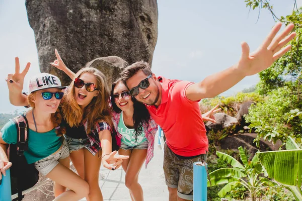 Gelukkig hipster gezelschap van vrienden reizen rond de wereld, sightse — Stockfoto