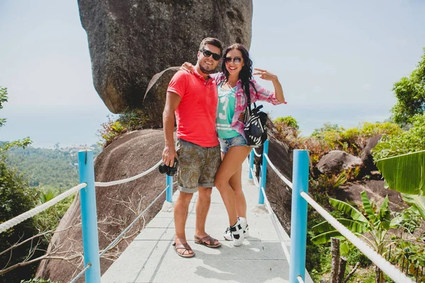 Jonge gelukkig hipster paar in hou van reizen rond de wereld, zicht — Stockfoto