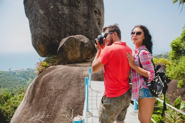 Jonge gelukkig hipster paar in hou van reizen rond de wereld, zicht — Stockfoto