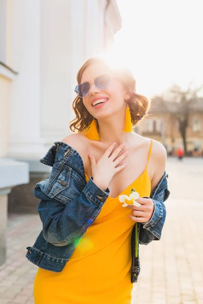 Retrato Mulher Bonita Usando Óculos Sol Coração Segurando Flor Contra — Fotografia de Stock