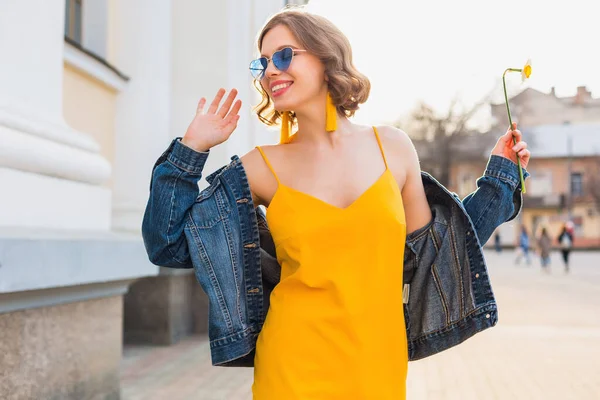 Schöne Stilvolle Hipster Frau Posiert Straßenmode Hält Blume Gelbes Kleid — Stockfoto